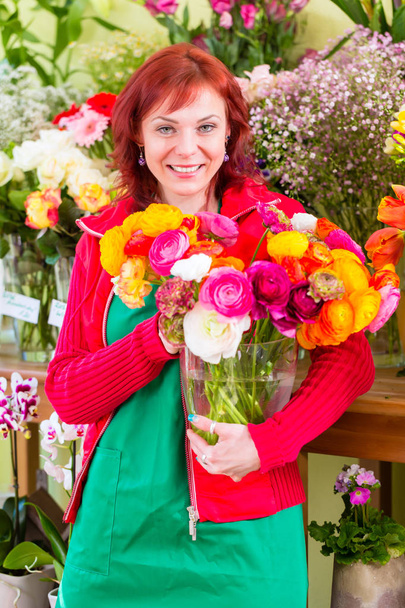 Florista trabalhando em loja de flores - Foto, Imagem