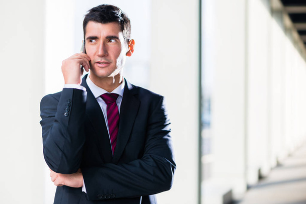 Άνθρωπος των επιχειρήσεων με τηλέφωνο σε εξωτερικούς χώρους - Φωτογραφία, εικόνα