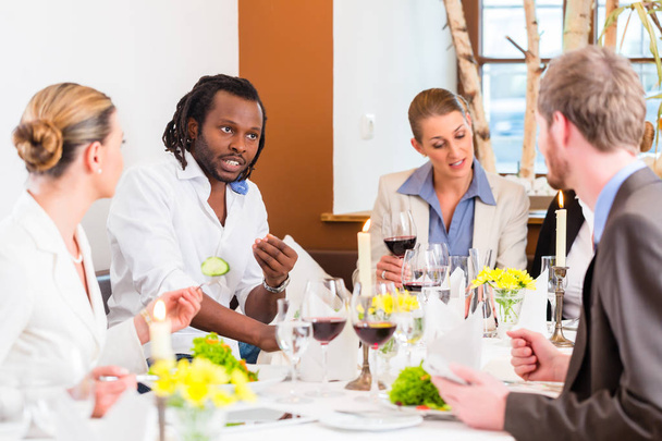 Бизнес-ланч в ресторане с едой и вином
 - Фото, изображение