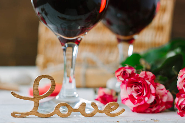 Rakkauskirjeitä viinin taustalla Ystävänpäivä juhla
 - Valokuva, kuva