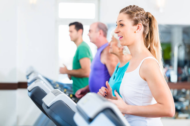 Spor salonunda treadmill üst düzey kişilerle grup - Fotoğraf, Görsel