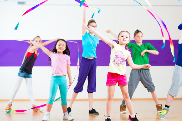 Crianças na aula de dança
  - Foto, Imagem
