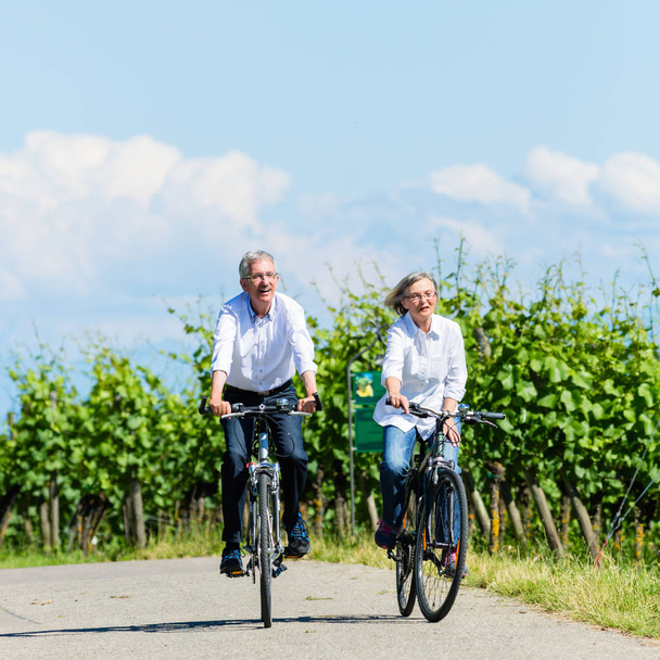 Seniorin und Mann benutzen Fahrrad - Foto, Bild