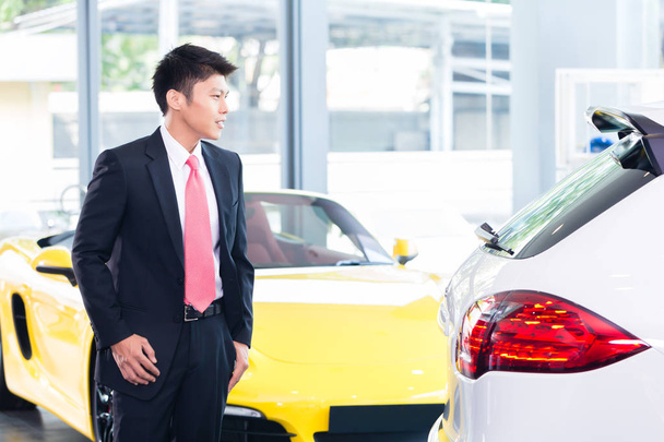 Çinli adam satın alma araba  - Fotoğraf, Görsel