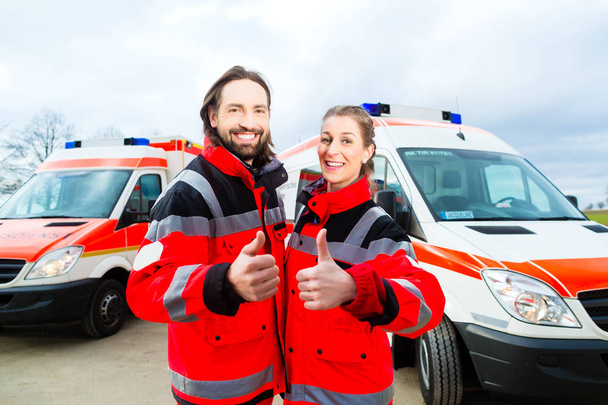 緊急の医者および救急車に救急救命士   - 写真・画像