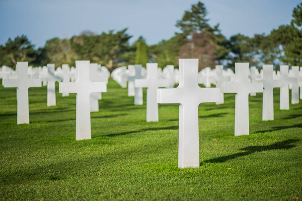 Λευκή Σταυροί σε νεκροταφείο με σκιά - Φωτογραφία, εικόνα