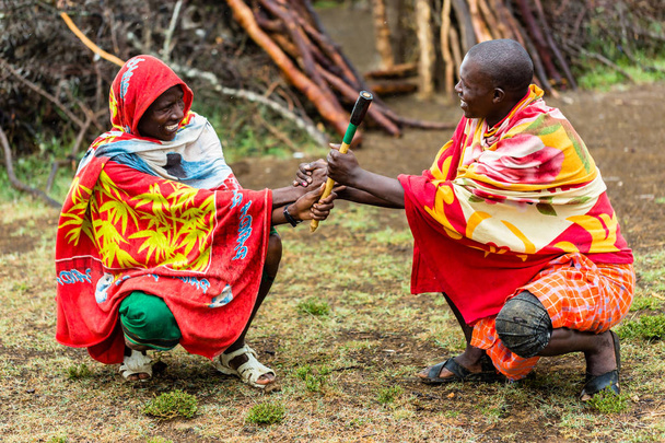 Massai erkekler tokalaşırken - Fotoğraf, Görsel