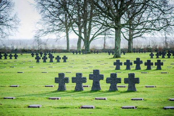niemiecki cmentarz wojskowy w la cambe, Normandia, Francja. - Zdjęcie, obraz