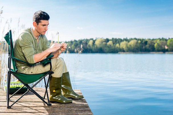 Balıkçılık Gölü çubuk olta balıkçılığı, cazibesi tamir adam - Fotoğraf, Görsel