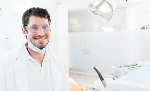 Dentista en consultorio dental
 - Foto, Imagen