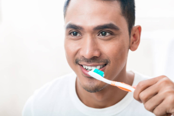 asiatische Mann Zähne putzen - Foto, Bild