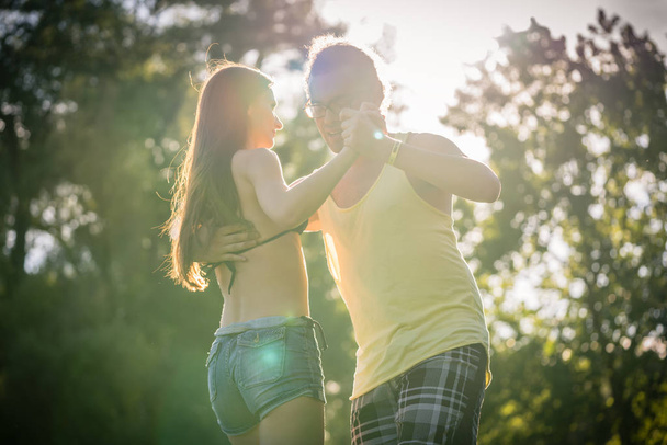 Пара танцює баната в парку
  - Фото, зображення