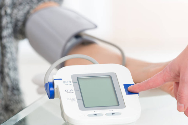 Médico midiendo presión arterial
  - Foto, Imagen