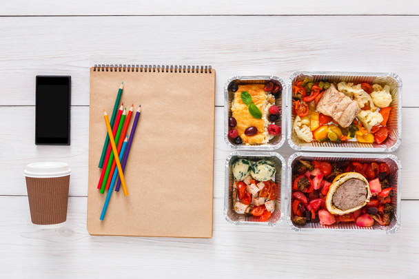 gesunde Ernährung, Mittagessen in Folienbox auf dem Studententisch, Ernährung - Foto, Bild