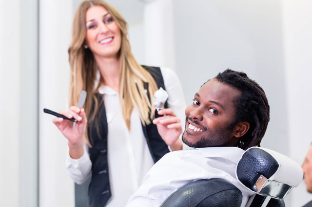 Счастливый парикмахер и улыбающийся клиент
  - Фото, изображение