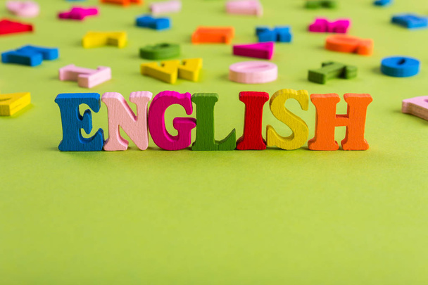 Слово английского языка из цветных деревянных букв
 - Фото, изображение