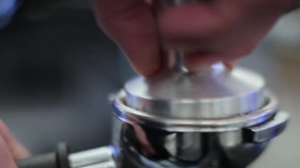 バリスタは、コーヒー根拠のクローズ アップを圧縮します。 - 映像、動画