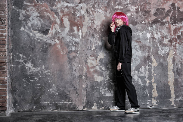 dj girl in pink wig with headphones - Φωτογραφία, εικόνα