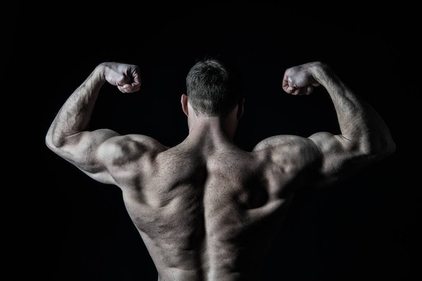 handsome bodybuilder man with muscular body training and posing - Valokuva, kuva
