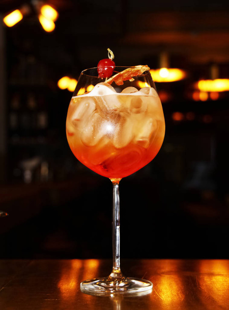 Cocktail alcoólico com cerejas e gelo
 - Foto, Imagem