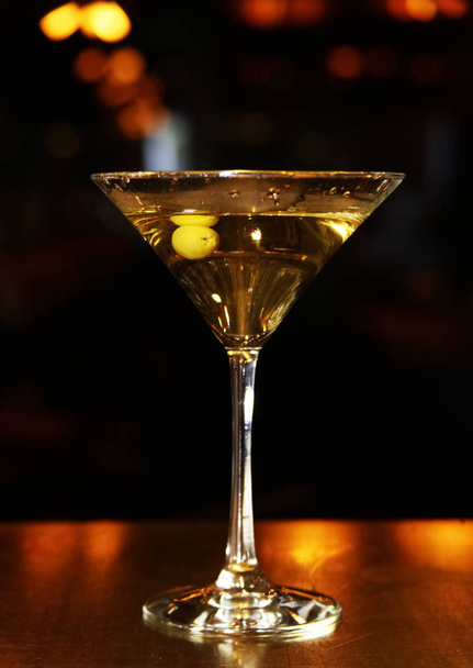 Αλκοολούχα κοκτέιλ με ελιές - Φωτογραφία, εικόνα