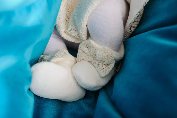 Gebreide witte babyslofjes - Foto, afbeelding
