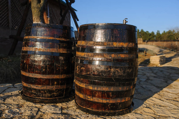 木製の古いワイン樽  - 写真・画像