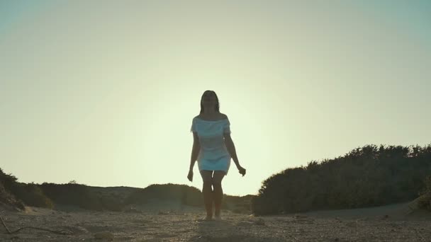 Meisje in witte jurk springen bij zonsondergang achtergrond. Woestijn. Slow motion. - Video
