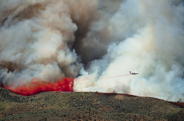 Aeronaves brancas caem fogo retardador enquanto batalhas o fogo selvagem furioso
  - Foto, Imagem