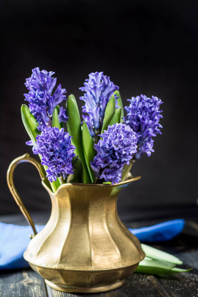 Pierwszy Hiacynt niebieski kwiat - wiosna w miejsce wazon mosiężny - Zdjęcie, obraz