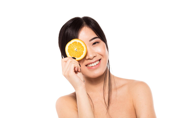 asian woman with orange fruit - Foto, Bild
