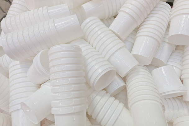productos de la maquinaria para la producción de vasos de plástico, nota poca profundidad de campo
 - Foto, imagen