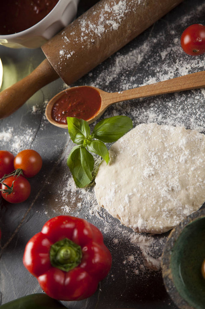 Kotitekoinen italialainen pizza valmistelu
 - Valokuva, kuva