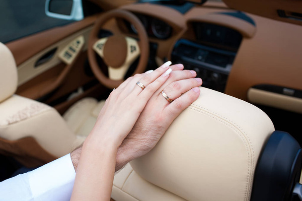 Novomanželé ruce s snubní prsteny zblízka - Fotografie, Obrázek