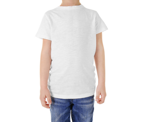 jongen in lege T-shirt op wit - Foto, afbeelding