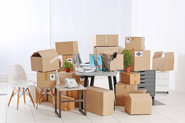 Unpacking cardboard boxes - Zdjęcie, obraz