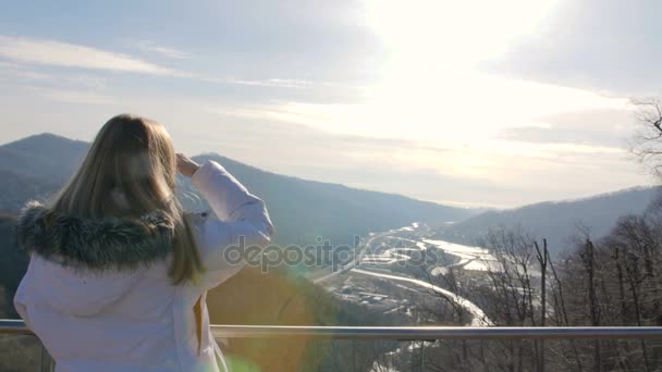Skybridge a megfigyelő fedélzetre. Nő fotózás, festészet napfény és táj kilátás nyílik a hegyekre - Felvétel, videó