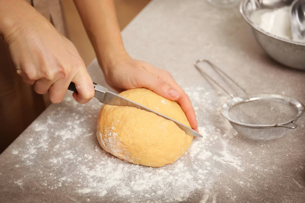 woman making dough  - Foto, afbeelding