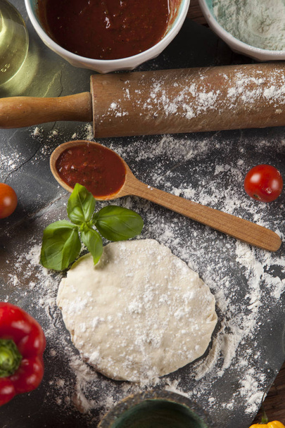 Домашнє італійська піца підготовка - Фото, зображення