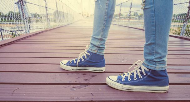 spor ayakkabı ayakkabı ve kot köprüde - Fotoğraf, Görsel