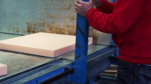 Een man snijden schuimrubber op de enorme snijmachine, 4k - Video