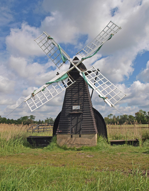 17e-eeuwse houten wind aangedreven fen afvoer pomp. - Foto, afbeelding