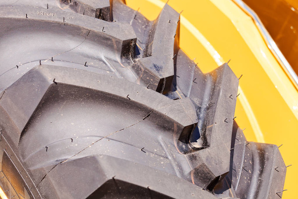 typy pneumatik pro průmyslová vozidla, mělká hloubka terénu - Fotografie, Obrázek