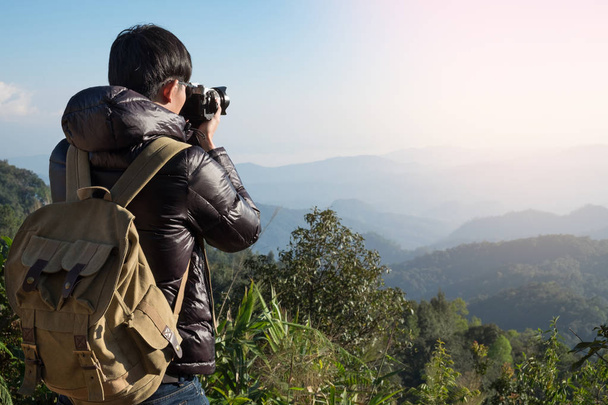 Fiatal szakmai utazó ember kamera forgatás kültéri, fa - Fotó, kép