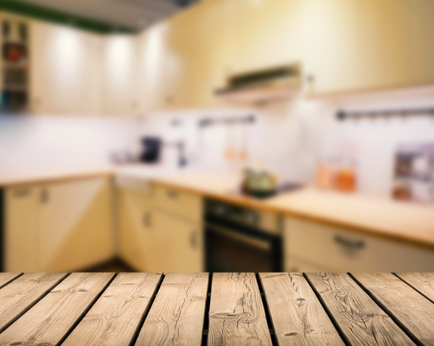 houten tegenbovenkant met keuken achtergrond - Foto, afbeelding