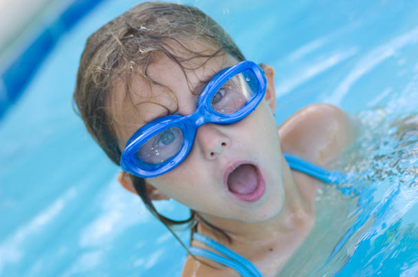 Yüzme havuzunda derin nefes alarak küçük kız - Fotoğraf, Görsel