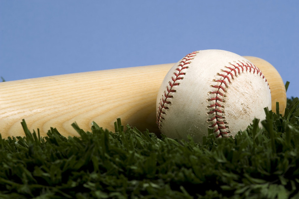Baseball on Grass with bat against blue sky - Zdjęcie, obraz