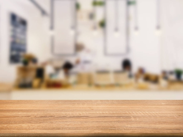деревянная столешница с размытым фоном ресторана
 - Фото, изображение