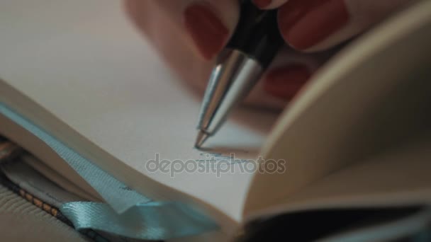 Zblízka ženské ruky Červený lak na nehty psaní perem míč na obyčejný papír - Záběry, video