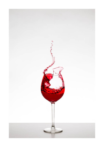 Vin rouge éclaboussure dans le verre - L'art liquide gouttes d'eau éclaboussures
 - Photo, image